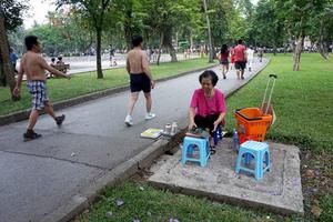 Đo huyết áp, xét nghiệm máu dạo ở Hà Nội