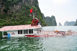 Tàu chở 48 du khách bị đâm chìm trên vịnh Hạ Long