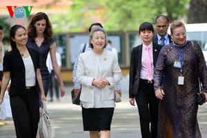 Hình ảnh: Phu nhân Tổng thư ký LHQ thân thiện với học sinh Chu Văn An