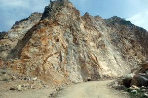 “Thổ phỉ” đá phá tan hoang núi Hoàng Sơn