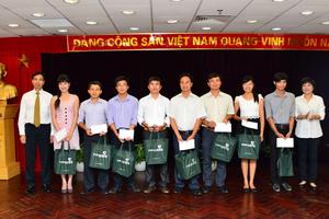 Thầy trò Trường Dân tộc Nội trú Đam Rông thăm Vietcombank