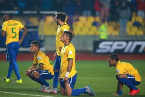 Brazil trượt ngã trên chấm 11m trước Paraguay