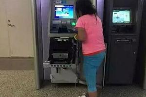 Người phụ nữ dùng tay phá tan cây ATM vì bị nuốt mất thẻ
