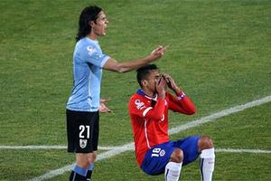 Jara chính thức bị treo giò 3 trận vì tội quấy rối Cavani