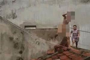 Nam thanh niên khỏa thân chạy thục mạng, băng qua nhiều nóc nhà