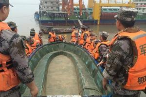 Thảm họa chìm phà Trung Quốc: Còn 5 người kẹt lại trong tàu