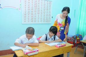 Vừa lo dạy chữ, lại thêm chạy trường