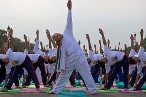 Xem Thủ tướng Ấn Độ tập yoga cùng người dân