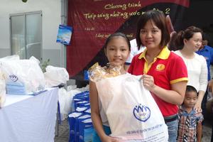 1000 PHẦN QUÀ TRAO CHO TRẺ EM THIẾU MAY MẮN.