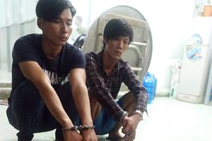 Chở két sắt cồng kềnh, 2 tên trộm gặp công an