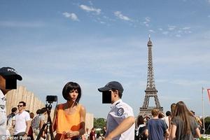 Nữ nghệ sỹ bị bắt vì khỏa thân chụp ảnh selfie trước tháp Effel