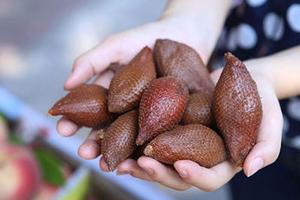 Bán mây Thái, hàng rong Hà Nội hét giá gấp đôi