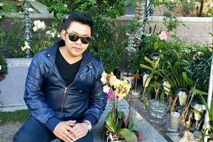 Quang Lê bị chỉ trích vì ngồi lên mộ nhạc sĩ