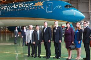 Thủ tướng Anh chụp ảnh cùng máy bay mới A350 của Vietnam Airlines