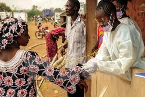 Số bệnh nhân nhiễm virus Ebola đã vượt ngưỡng 27.600 người