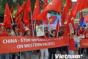 Người Việt tại Đức biểu tình phản đối Trung Quốc xây đảo trái phép
