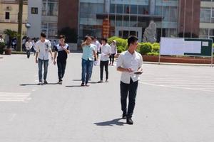 Đề thi môn Toán không quá khó, thí sinh vui vẻ rời phòng thi sớm