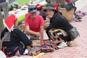 “Níu” chân du khách: Không chỉ cứ miễn visa