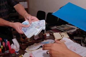 Bắt quả tang 1 quan chức địa phương Maroc nhận hối lộ