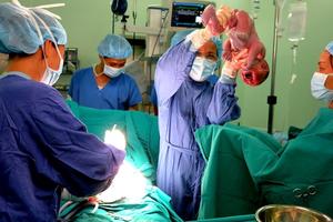 Em bé đầu tiên ra đời bằng thụ tinh ống nghiệm tại Vinmec