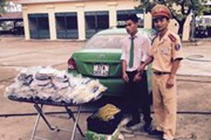 Phát hiện xe taxi Mai Linh vận chuyển trái phép 3.000 kíp nổ