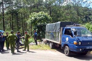 Bắt quả tang xe biển xanh đổ trộm rác thải