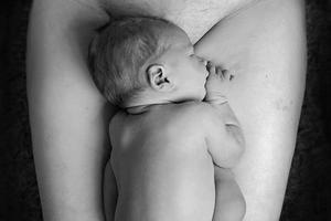 Ảnh em bé nằm trên vết mổ đẻ và vùng nhạy cảm gây bão mạng