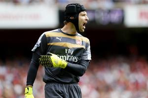 Petr Cech bị 'ném đá' sau màn ra mắt thảm họa