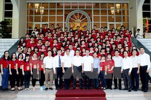 Phó Thủ tướng Vũ Đức Đam gặp mặt 98 thủ khoa tốt nghiệp xuất sắc