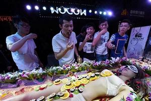 Tiệc sushi trên cơ thể của cô gái ở Trung Quốc gây phản cảm