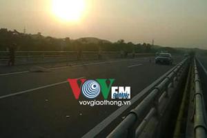 Vượt rào lên đường cao tốc bắt xe, mẹ chết, con nhập viện