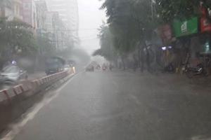 Người Hà Nội bì bõm lội nước sau cơn mưa lớn