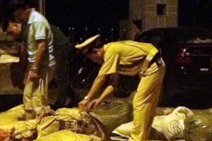 Hà Nội: Xe tải chở hàng lậu bị cảnh sát giao thông bắt giữ 