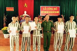 Đặc xá tha tù cho 287 phạm nhân về với gia đình