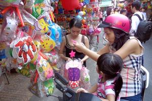 Thị trường đồ chơi Trung thu: Đèn lồng Việt đã có chỗ đứng