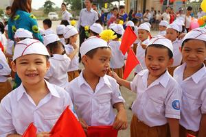 Bảo hiểm y tế tăng, phụ huynh “oằn lưng cõng”