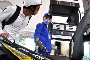 Xăng giảm giá gần 1.200 đồng trước 15h