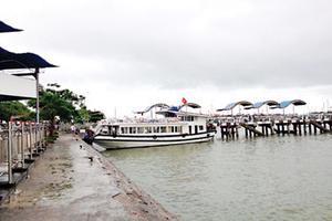 Hàng trăm tàu du lịch vịnh Hạ Long bị “làm luật”