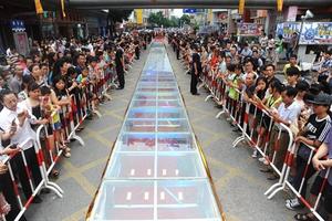 Người mẫu Trung Quốc catwalk với nội y bằng vàng