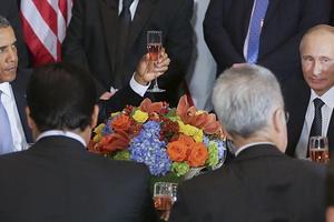 Cú chạm ly băng giá Obama - Putin gây sốt báo chí thế giới