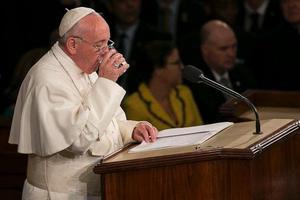 Nghị sỹ Mỹ trộm ly nước uống thừa của Giáo Hoàng Francis