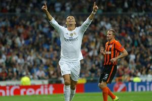 Ronaldo đi vào lịch sử Champions League, bỏ xa Lionel Messi