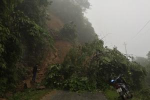 Miền Trung lũ lên nhanh, 3 người chết