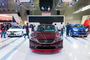 Xăng giảm, ôtô tăng giá vẫn quyết mua xe chơi sang