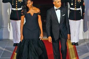 Michelle Obama đẹp nhất tuần với đầm xẻ ngực, trễ vai