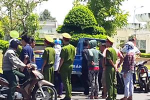 Chở hàng trăm kg cá chết đến 'bắt đền' chủ tịch tỉnh