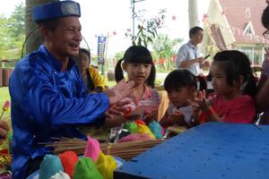 Thiếu nhi háo hức vui trung thu truyền thống tại Làng văn hóa