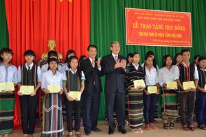 Đồng chí Đinh Thế Huynh trao quà và học bổng cho học sinh nghèo