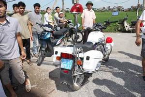 Tai nạn giao thông, một cảnh sát giao thông bị thương