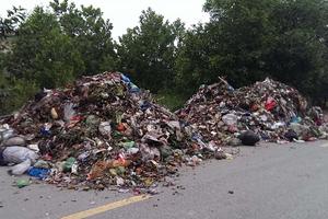 Công ty môi trường lại đổ rác… ra đường?